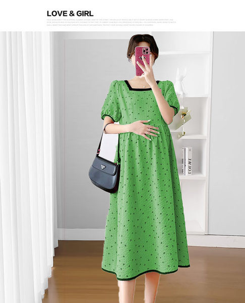 Izrezani model ženske haljine s četvrtastim izrezom za trudnice