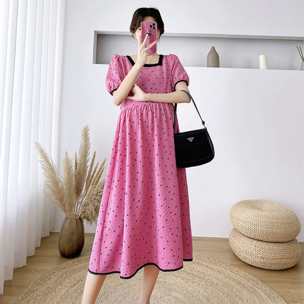 Izrezani model ženske haljine s četvrtastim izrezom za trudnice