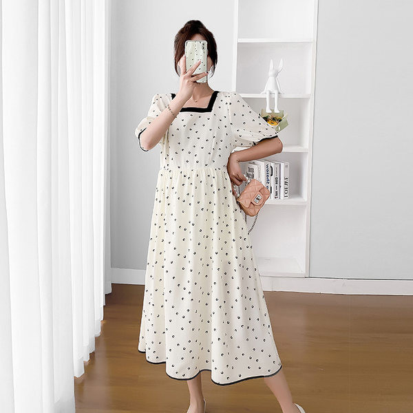 Izrezani model ženske haljine s četvrtastim izrezom za trudnice