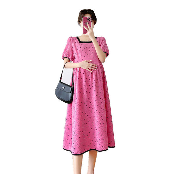 Izrezani model ženske haljine s četvrtastim izrezom za trudnice