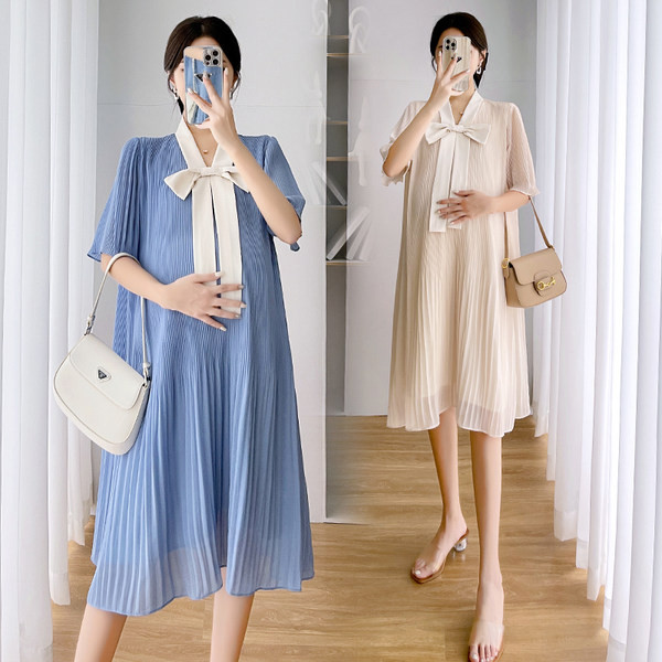 Plisuota elegantiška kaspininė suknelė nėščiosioms