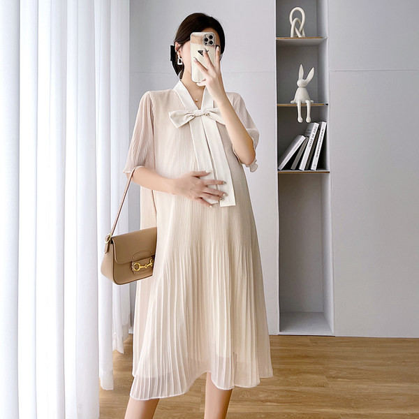 Plisuota elegantiška kaspininė suknelė nėščiosioms