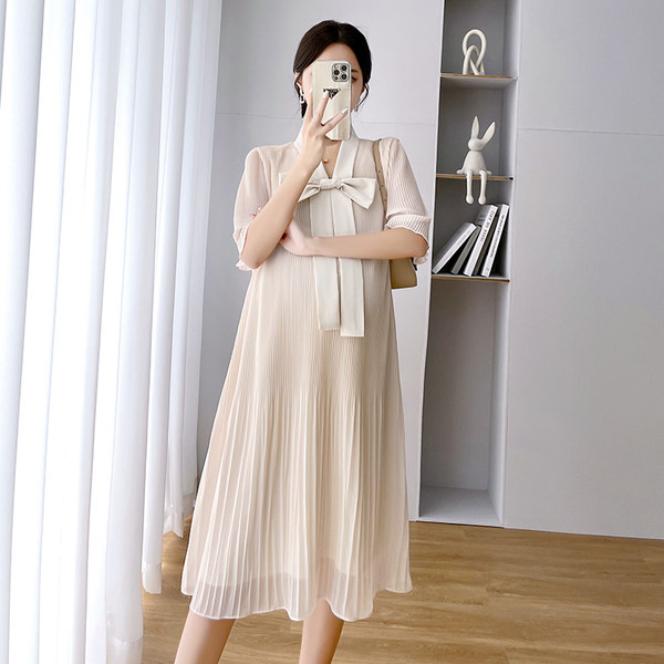 Plisuota elegantiška kaspininė suknelė nėščiosioms