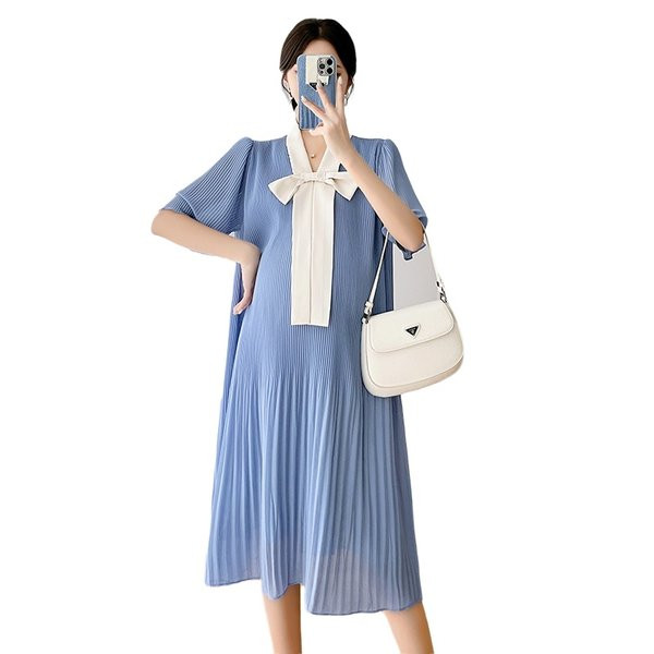 Plisuota elegantiška kaspininė suknelė nėščiosioms