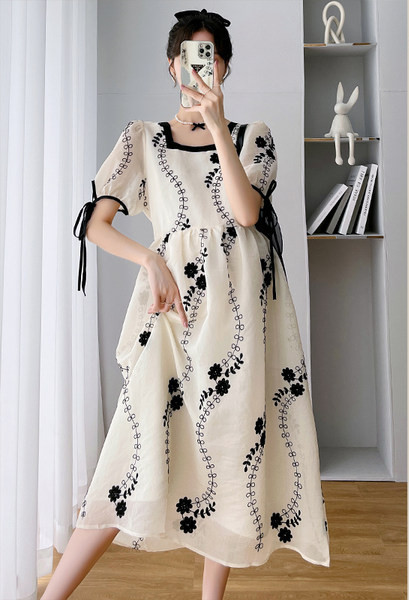 Elegantna duga trudnička haljina s vezom i četvrtastim izrezom