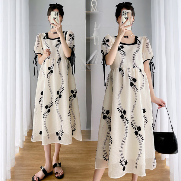 Elegantna duga trudnička haljina s vezom i četvrtastim izrezom