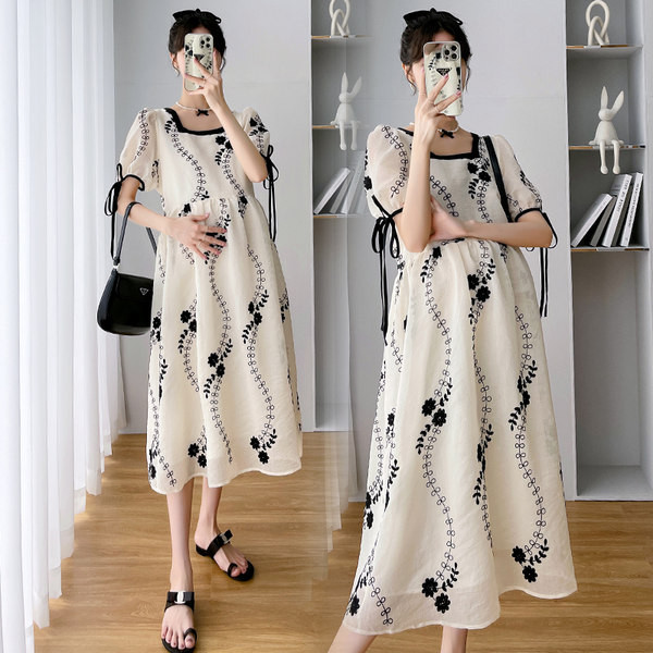 Elegantna duga trudnička haljina s vezom i četvrtastim izrezom