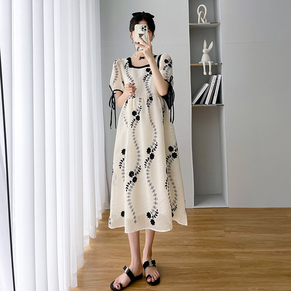 Elegantna duga trudnička haljina s vezom i četvrtastim izrezom