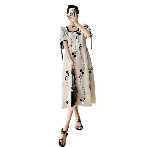 Elegantna duga trudnička haljina s vezom i četvrtastim izrezom