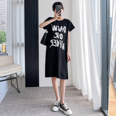 Φαρδύ βαμβακερό φόρεμα με σκίσιμο και γράμματα