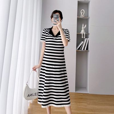 Καλοκαιρινό ριγέ φόρεμα εγκυμοσύνης με γιακά