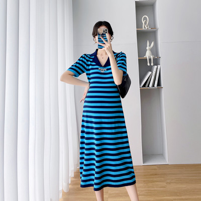 Καλοκαιρινό ριγέ φόρεμα εγκυμοσύνης με γιακά