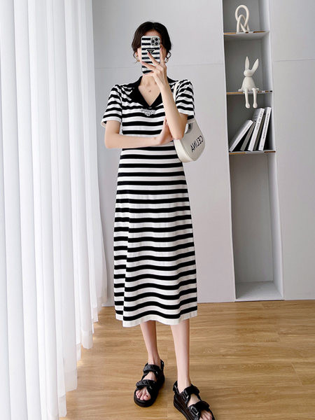 Καλοκαιρινό ριγέ φόρεμα εγκυμοσύνης με γιακά