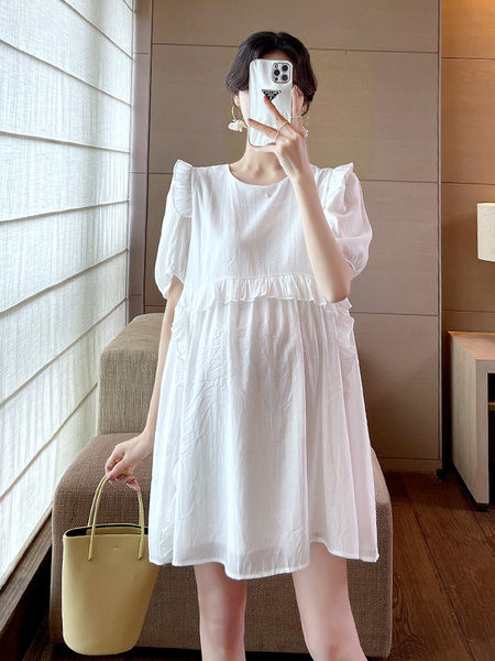 Moderna trudnička haljina s ovalnim izrezom i kovrčama