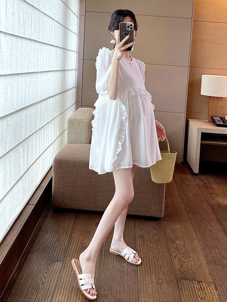 Moderna trudnička haljina s ovalnim izrezom i kovrčama