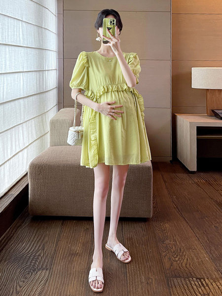 Moderna trudnička haljina s ovalnim izrezom i kovrčama