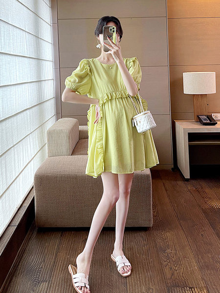 Moderna trudnička haljina s ovalnim izrezom i kovrčama