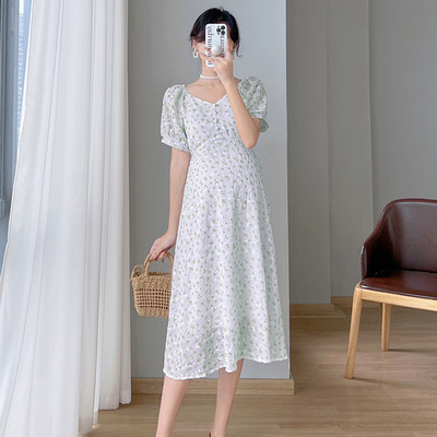 Ljetna haljina s cvjetićima, slobodnog uzorka, sa špicastim dekolteom