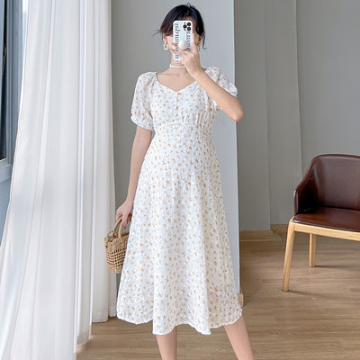 Ljetna haljina s cvjetićima, slobodnog uzorka, sa špicastim dekolteom