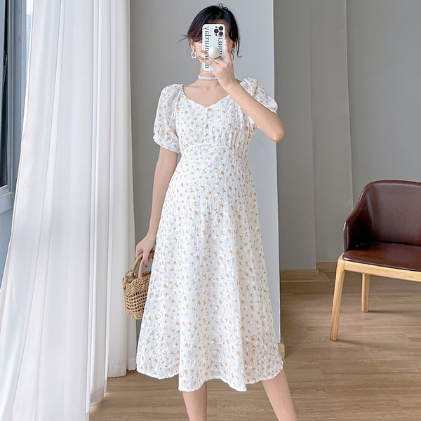 Ljetna haljina s cvjetićima, slobodnog uzorka, sa špicastim dekolteom