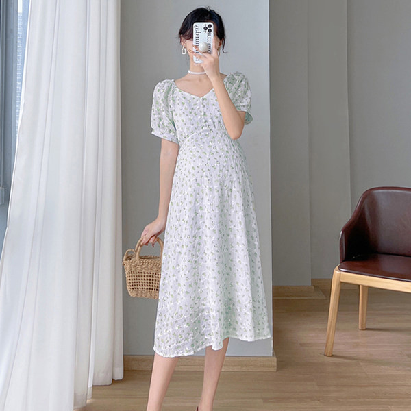 Ljetna haljina s cvjetićima, slobodnog uzorka, sa špicastim dekolteom