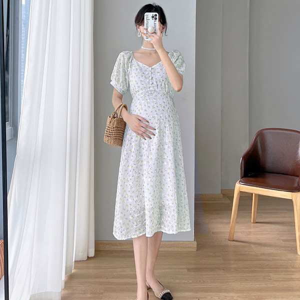 Ljetna haljina s cvjetićima, slobodnog uzorka, sa špicastim dekolteom