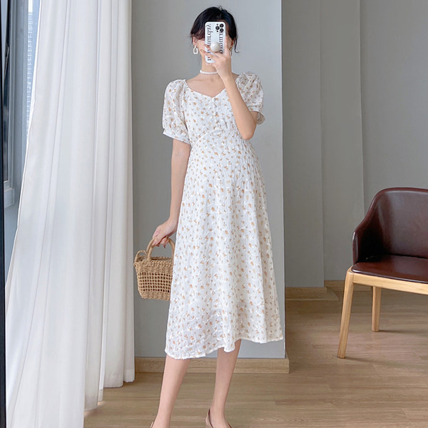 Ljetna haljina s cvjetićima, slobodnog uzorka, sa špicastim dekolteom