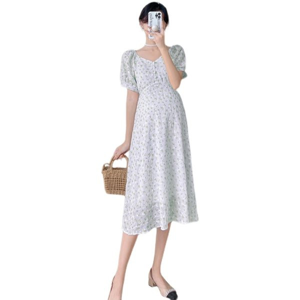 Ljetna haljina s cvjetićima, slobodnog uzorka, sa špicastim dekolteom