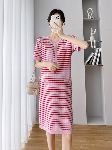 Ženska prugasta haljina za trudnice s V izrezom