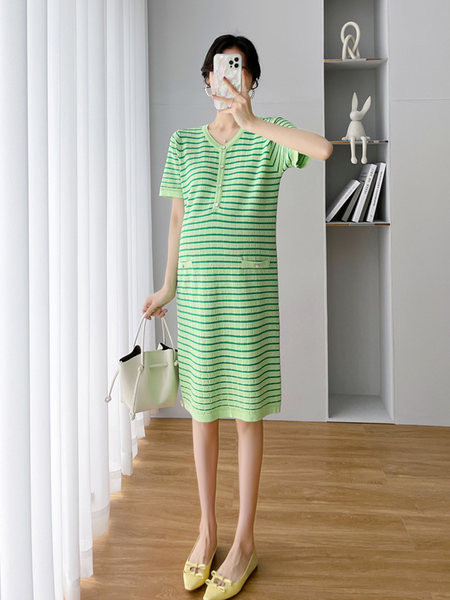 Ženska prugasta haljina za trudnice s V izrezom