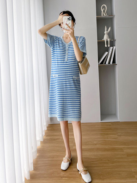 Ženska prugasta haljina za trudnice s V izrezom