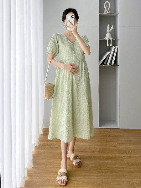 Ljetna haljina s dubokim dekolteom za trudnice