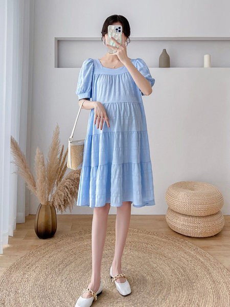 Široka ženska haljina s ovalnim izrezom za trudnice