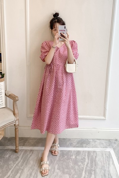 Ljetna trudnička haljina s dubokim dekolteom