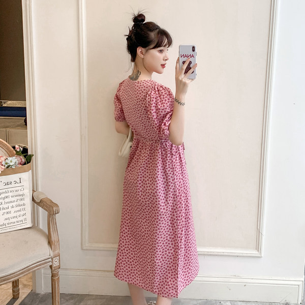 Ljetna trudnička haljina s dubokim dekolteom