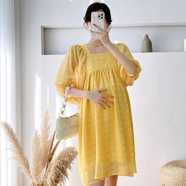 Ljetna skraćena haljina za trudnice s puf rukavima