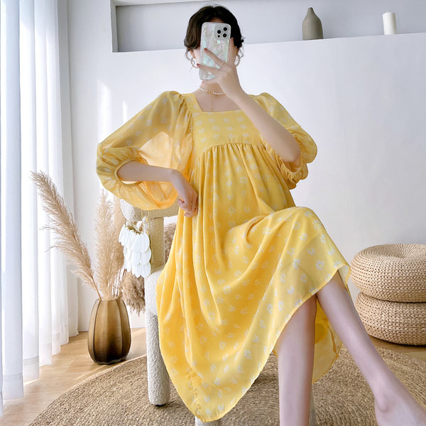 Ljetna skraćena haljina za trudnice s puf rukavima