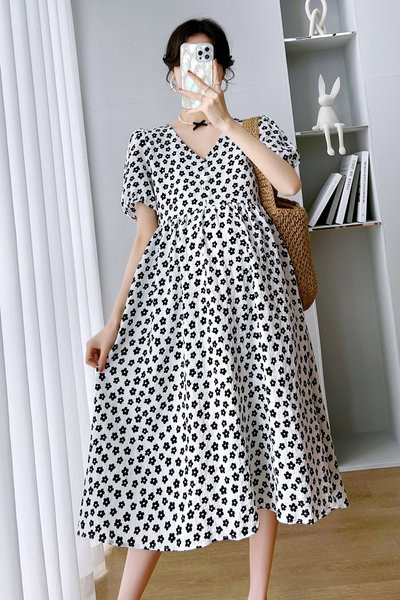 Naujo modelio moteriška kirpimo suknelė su gėlių raštu nėščiosioms