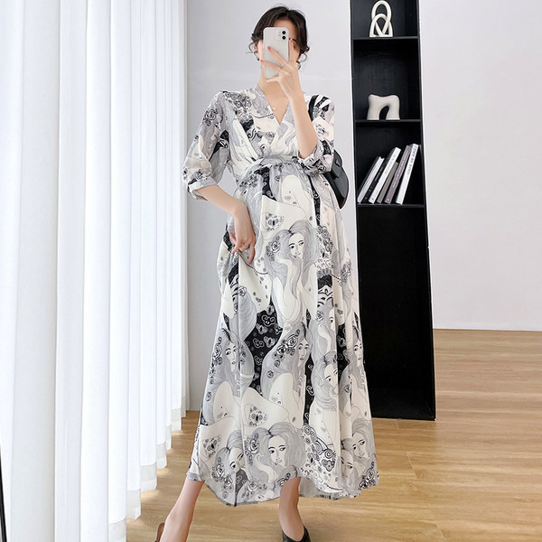 Moderna trudnička haljina s dugim rukavima i V-izrezom