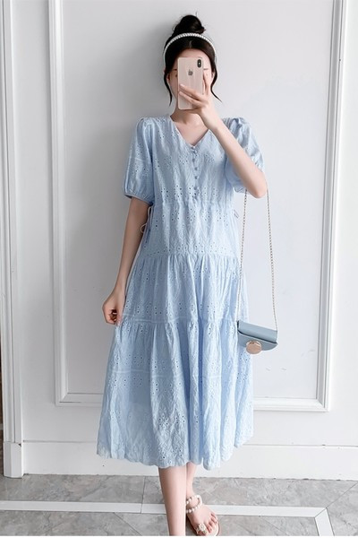 Ženska ljetna haljina na dugmad za trudnice - bijela i plava boja