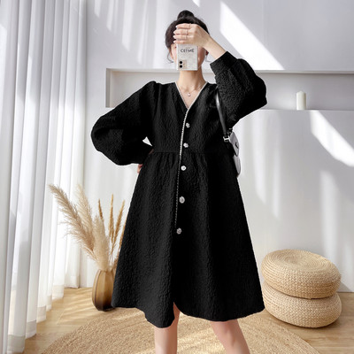 Izrezani model ženske haljine sa špicastim dekolteom za trudnice