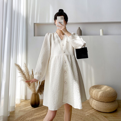 Izrezani model ženske haljine sa špicastim dekolteom za trudnice