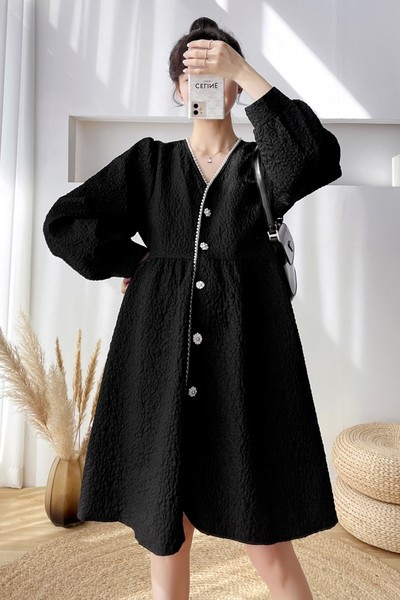 Izrezani model ženske haljine sa špicastim dekolteom za trudnice