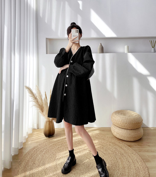 Izrezani model ženske haljine sa špicastim dekolteom za trudnice