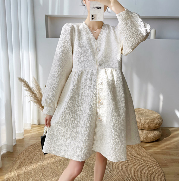 Izrezani model ženske haljine sa špicastim dekolteom za trudnice