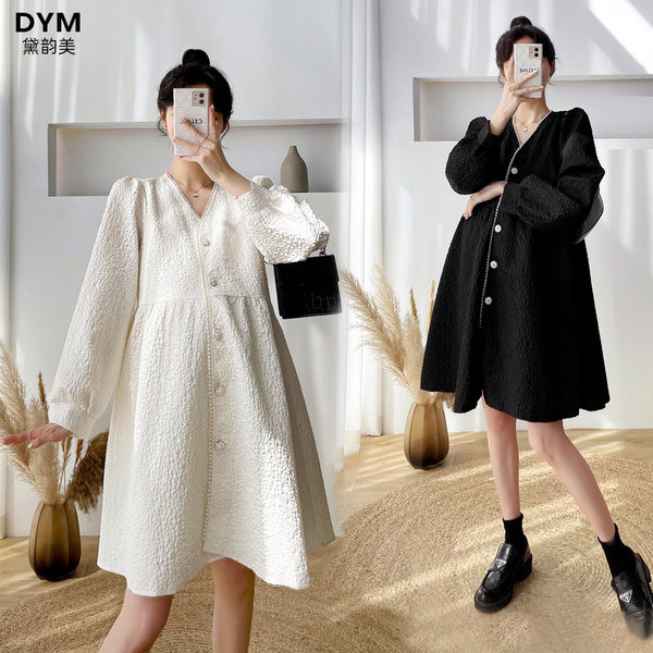 Izrezani model ženske haljine sa špicastim dekolteom za trudnice