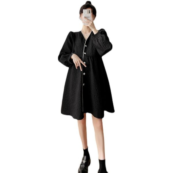 Izrezani model ženske haljine sa špicastim dekolteom za trudnice