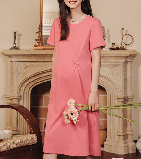 Jednobojna ženska haljina s kratkim rukavima i okruglim izrezom
