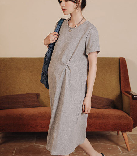 Jednobojna ženska haljina s kratkim rukavima i okruglim izrezom