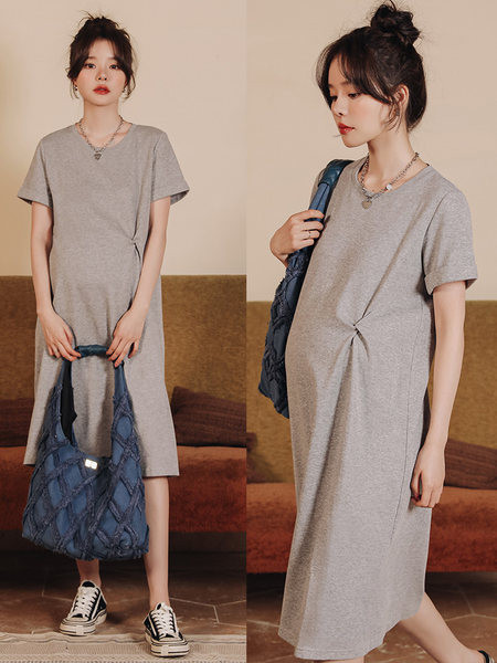 Jednobojna ženska haljina s kratkim rukavima i okruglim izrezom